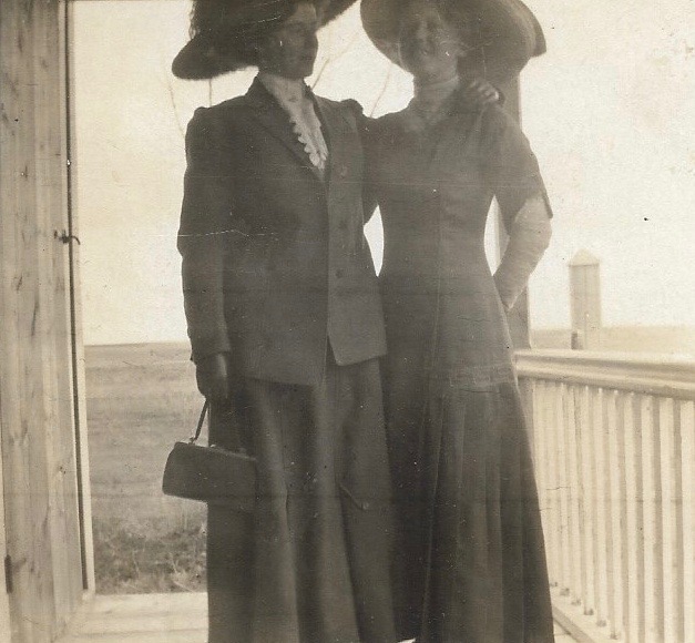 raye and maggie muxlow 1910 cropped